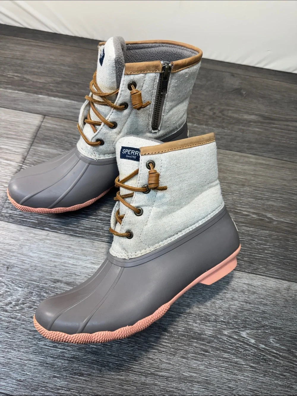 Sperry Women's Gray and Pink Lace-Up Waterproof Duck Boots woman’s SZ 8 (h75)